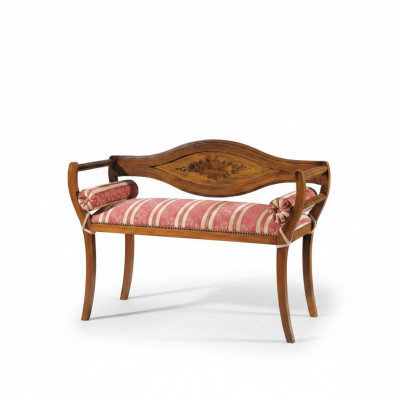 Elegante met de hand gemaakte zitbank met decoratieve rugleuning.