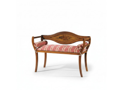 Elegante met de hand gemaakte zitbank met decoratieve rugleuning.