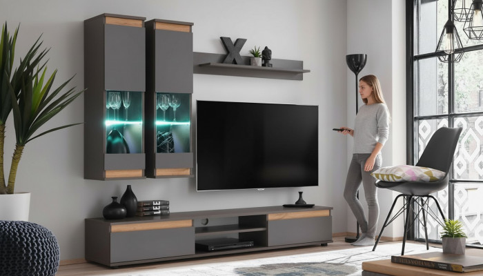 Luxe woonkamer tv-standaard van hout, grijs meubilair, wandkast.