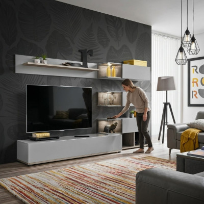 Grijze woonkamer wandmeubel hout rtv tv-standaard modern design inrichting.