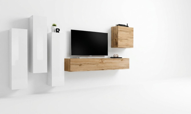 Moderne tv-standaard van hout, bruin woonkamermeubilair, nieuwe wandkast, woonkamerwand.