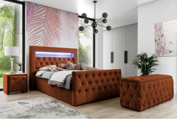Chesterfield slaapkamerset textielbed 2 houten nachtkastjes krukje