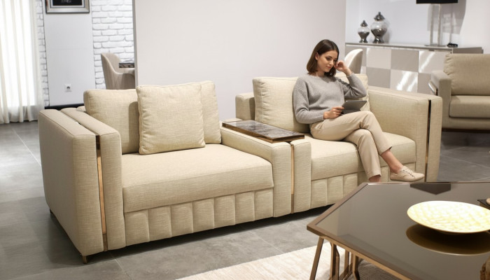 Moderne woonkamerbank tweezits beige textiel gestoffeerd meubilair inrichting ontwerp