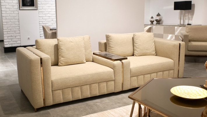 Moderne woonkamerbank tweezits beige textiel gestoffeerd meubilair inrichting ontwerp