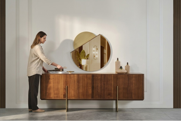 Luxe eetkamerset bestaande uit dressoir en spiegel in de kleur bruin.