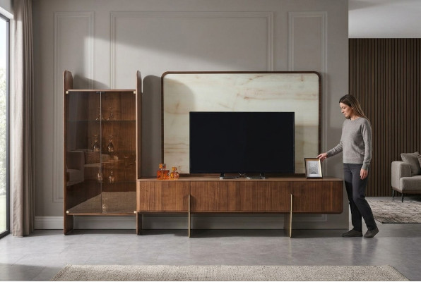 Woonkamerset bestaat uit vitrinekast, TV-laagbord en TV-omlijsting 3-delig nieuw.