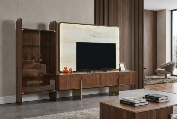 Woonkamerset bestaat uit vitrinekast, TV-laagbord en TV-omlijsting 3-delig nieuw.