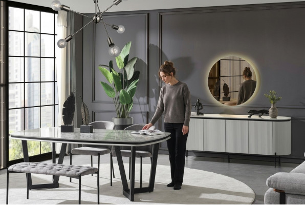 Modern eetkamer set bestaat uit eettafel, 4 stoelen en dressoir spiegel.