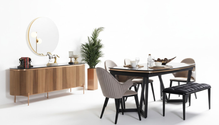 Luxe eetkamerset bestaande uit eettafel, 4 stoelen en dressoir, 7-delig.