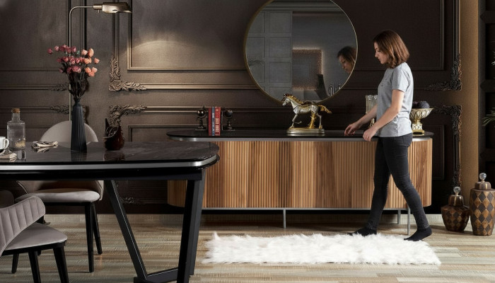 Luxe eetkamerset modern bestaande uit zwart dressoir en spiegel.