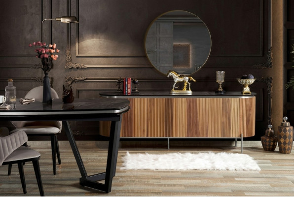 Luxe eetkamerset modern bestaande uit zwart dressoir en spiegel.