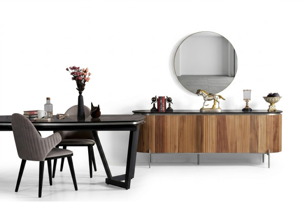Luxe eetkamerset modern bestaande uit zwart dressoir en spiegel.