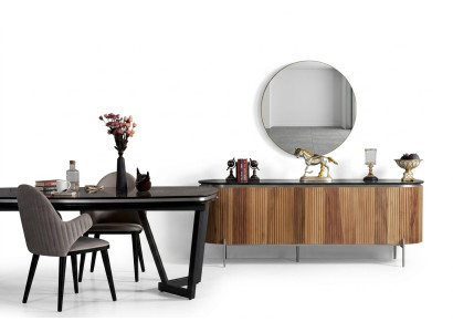 Luxe eetkamerset modern bestaande uit zwart dressoir en spiegel.