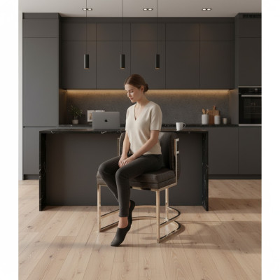Luxe stoel in bruine kleur met modern design en metalen frame voor de eetkamer.