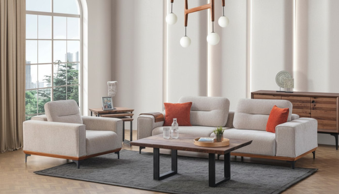 Witte gestoffeerde bankstel met driezitsbank, fauteuil, salontafel en bijzettafels