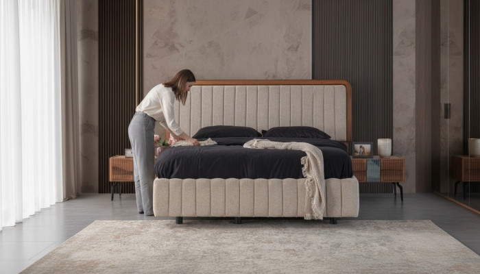 Stijlvolle slaapkamermeubels Luxe gestoffeerd bed Houten nachtkastjes