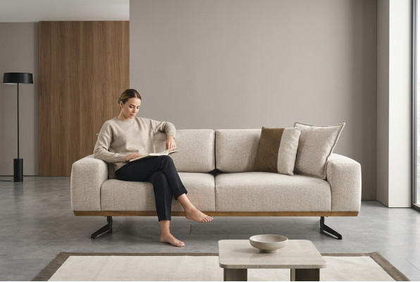 Ontwerper driezitsbank in beige kleur, luxe meubels in woonkamer 225cm.