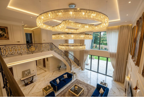 Kroonluchter van verchroomd roestvrij staal met kristal in de foyer, luxe nieuw.