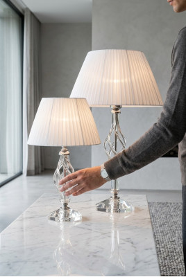 Tafellamp in antieke stijl, tafellamp met kristallen licht in het wit, nieuwe tafellamp