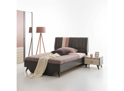 Luxe slaapkamer nachtkastje bedden bed compleet set design inrichting.