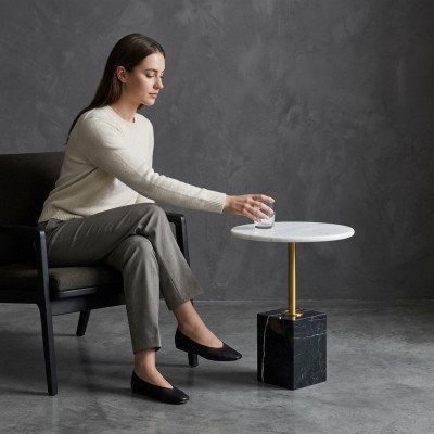 Moderne salontafel van topkwaliteit, rond, stijlvol bijzettafeltje van luxe.