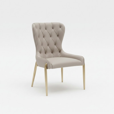 Beige Chesterfield fauteuil, metalen stoel, luxe eetkamerstoelen, moderne stoel.