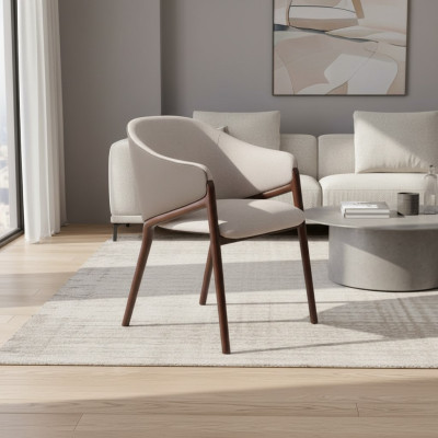 Ontwerper Taupe eetkamerstoel met houten frame, luxe bekleding, eenpersoonsstoelen.