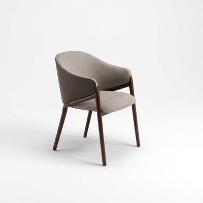 Ontwerper Taupe eetkamerstoel met houten frame, luxe bekleding, eenpersoonsstoelen.