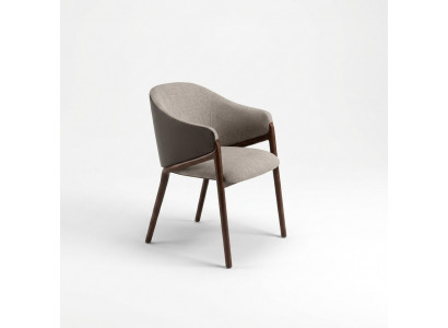 Ontwerper Taupe eetkamerstoel met houten frame, luxe bekleding, eenpersoonsstoelen.