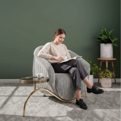 Grijze gestoffeerde eenzitter woonkamer designer fauteuil. Nobele fauteuil voor één persoon.