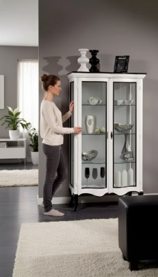 Woonkamer meubels dressoir hout vitrines glazen kast massief houten vitrine