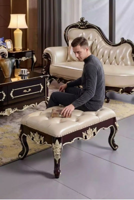 Poef in de slaapkamer, een luxueuze nieuwe parelwitte Chesterfield.