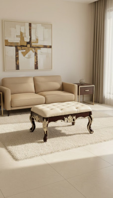 Poef in de slaapkamer, een luxueuze nieuwe parelwitte Chesterfield.