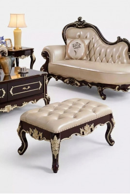 Poef in de slaapkamer, een luxueuze nieuwe parelwitte Chesterfield.