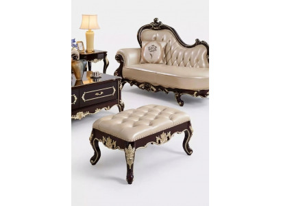 Poef in de slaapkamer, een luxueuze nieuwe parelwitte Chesterfield.