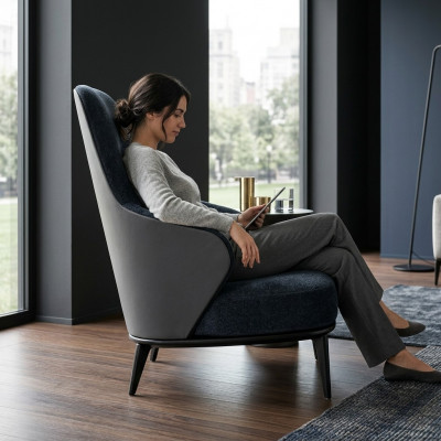Elegante stoel met donkergrijze armleuningen van natuurlijk hout moderne stijl.