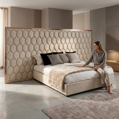 Groot beige tweepersoonsbed, ontwerpersbed, bedframe met hoofdeinde, meubels