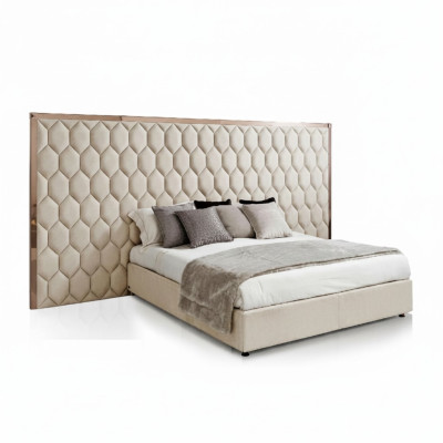 Groot beige tweepersoonsbed, ontwerpersbed, bedframe met hoofdeinde, meubels