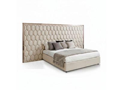 Groot beige tweepersoonsbed, ontwerpersbed, bedframe met hoofdeinde, meubels
