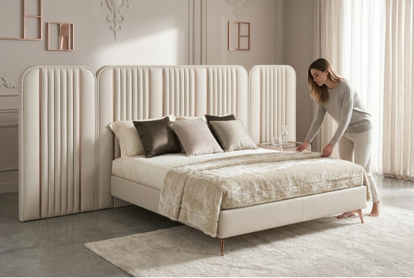 Kingsize bed, tweepersoonsbed, slaapkamermeubels, groot hoofdeinde, houten frame.