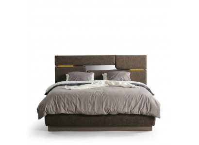 Slaapkamer set Luxe bed in bruine kleur en 2 nachtkastjes 3 stuks nieuw.