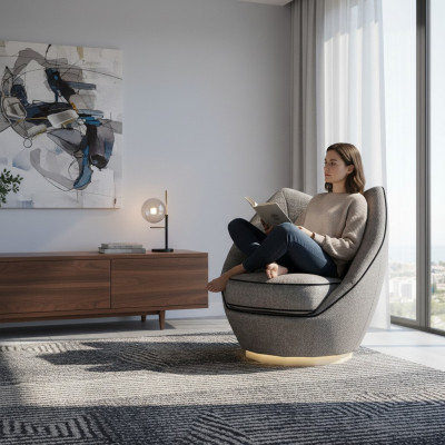 Luxe grijze fauteuil gestoffeerd met textiel voor de moderne inrichting van de woonkamer.