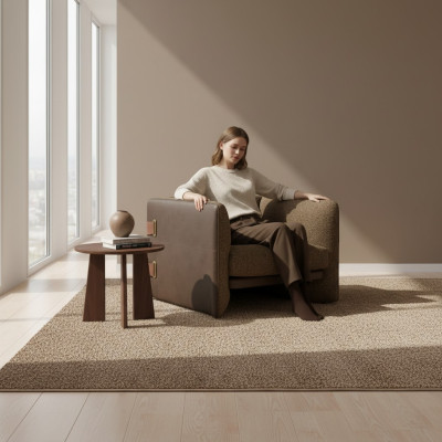 Bruine fauteuil woonkamer inrichting luxe textiel gestoffeerd meubilair modern design.