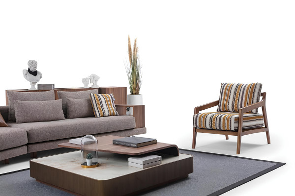 Exclusieve woonkamerbankstel, stoffen bank, houten salontafel, dressoir.