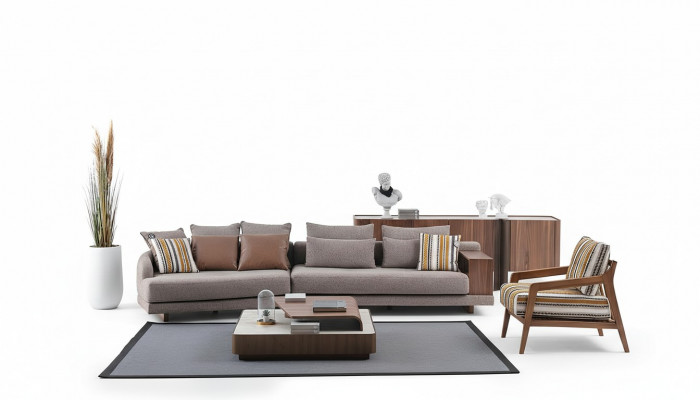 Exclusieve woonkamerbankstel, stoffen bank, houten salontafel, dressoir.