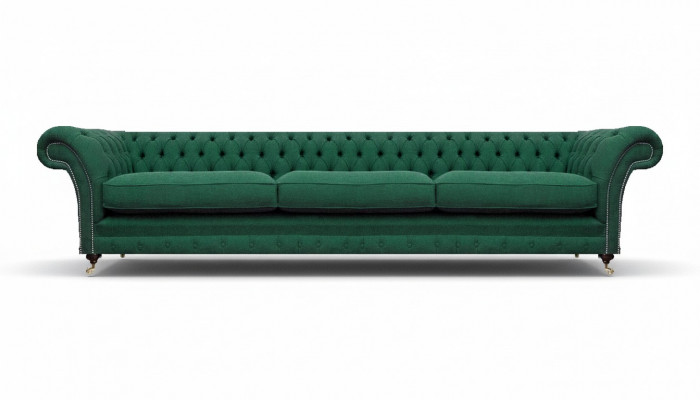 Woonkamer bank driezits stoffen inrichting luxe Chesterfield.