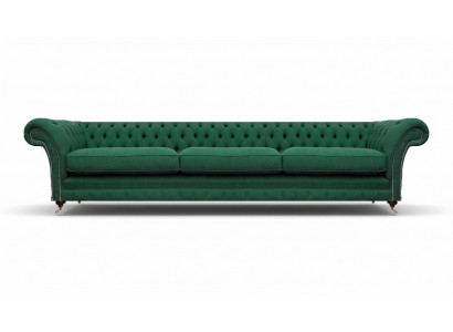 Woonkamer bank driezits stoffen inrichting luxe Chesterfield.