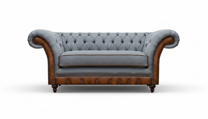 Luxe hellgrijze 2-zits Chesterfield gestoffeerde designer zitmeubelen.