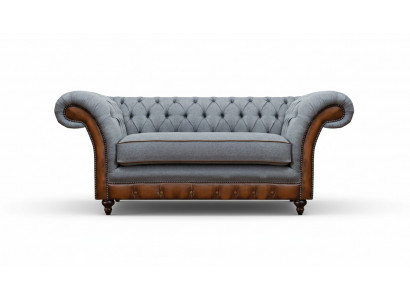 Luxe hellgrijze 2-zits Chesterfield gestoffeerde designer zitmeubelen.