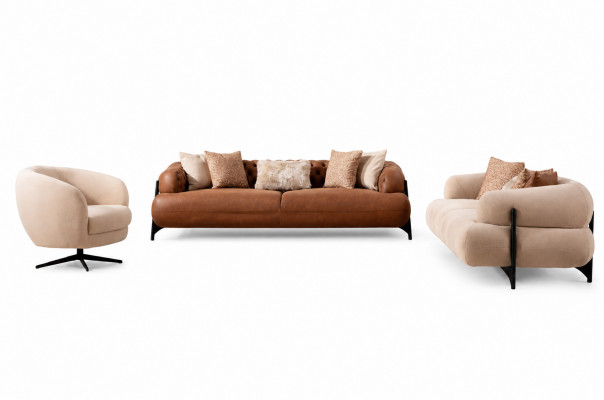 Bruin-witte woonkamer bankstel exclusieve driezitsbanken fauteuils.